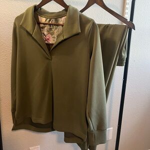 Tommy Bahama Two Piece Two Palms Voyage Sweatshirt and Pin Tuck Pants Set